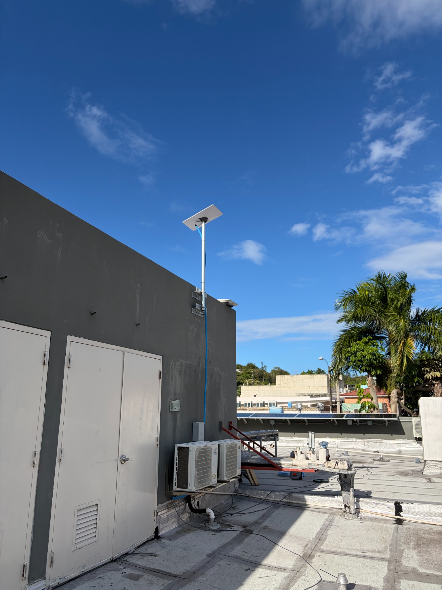 Instalación profesional de antena de conectividad